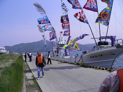 色とりどりの大漁旗で飾られた「第二与奈丸」